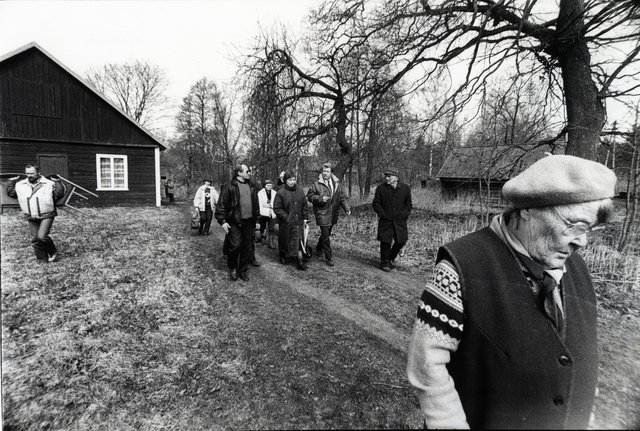 Külalised Ruhnu rahvamajast möödumas, 1991