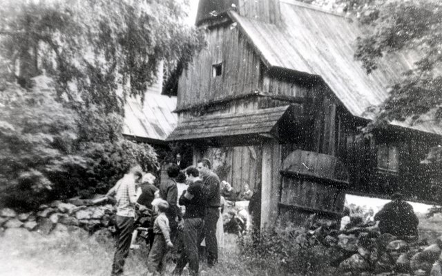  Vana kiriku väravate ees, 1965