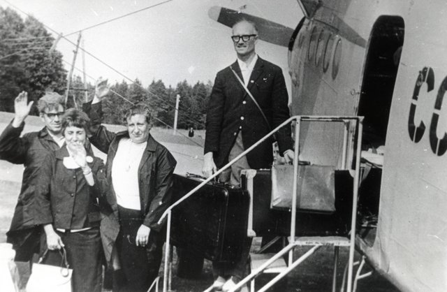 Reisijad AN-2 lennuki juures hüvasti jätmas, 1965