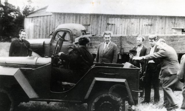  Seltskond auto juures, 1960-ndad