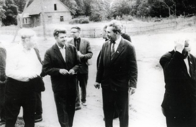  Mehed tänavanurgal