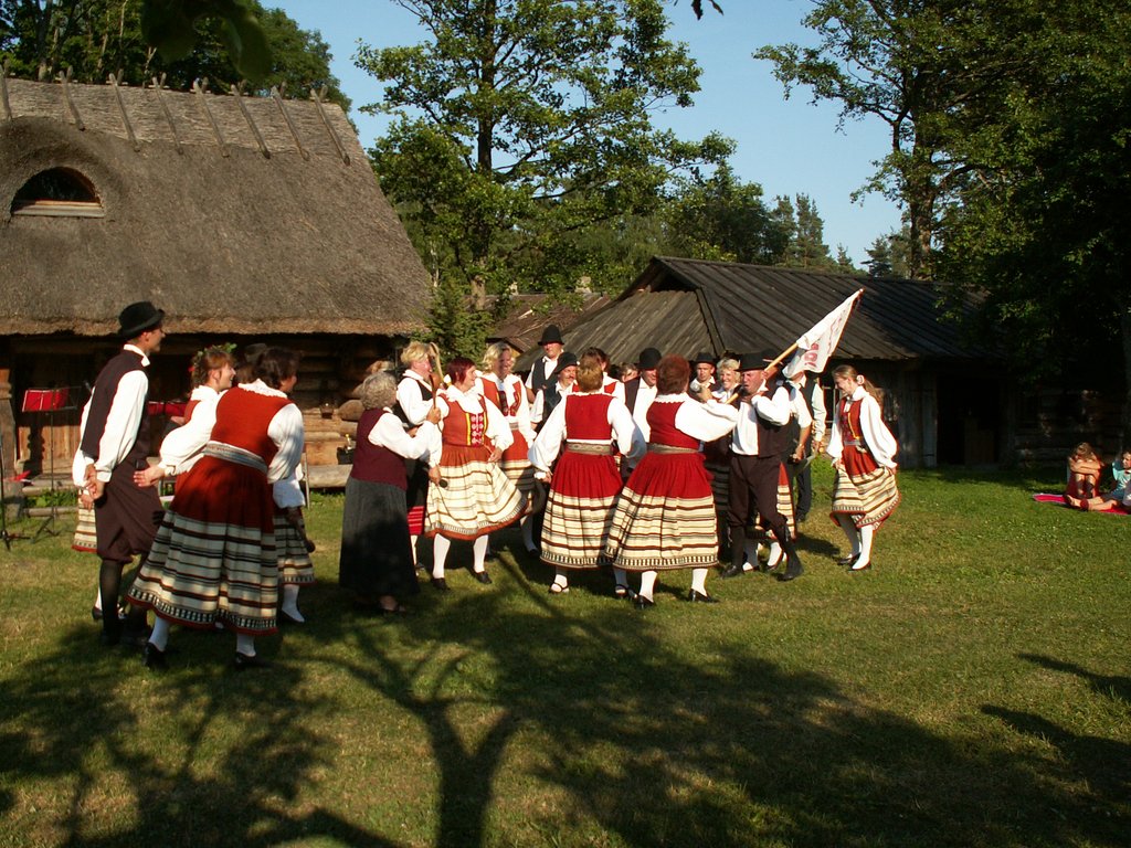 Teatrietendus Liise Talu hoovil