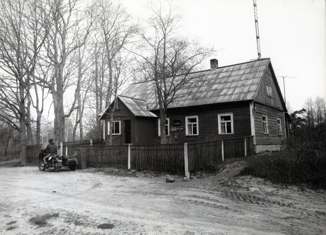 Külanõukogu hoone ees