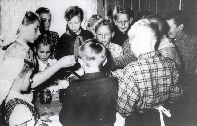  Õpilased süüa tegemas, 1958