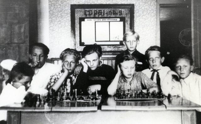  Ruhnu kooli õpilased võistlemas raadio maleturniiril Jüri Raudniiduga, 1960-61 õa.
