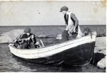 Jaan Rand ja Oskar Sutt paadiga võrke laskmas