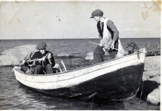 Jaan Rand ja Oskar Sutt paadiga võrke laskmas