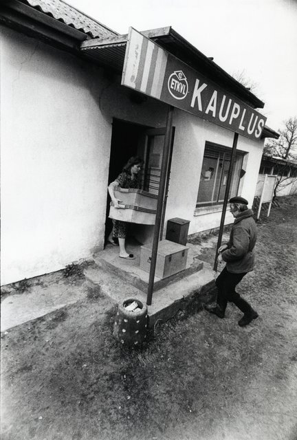  Kaubakastide laadimine, Kaupluse juhataja Linda Lange ja Salevi Kaljulaid, 1991