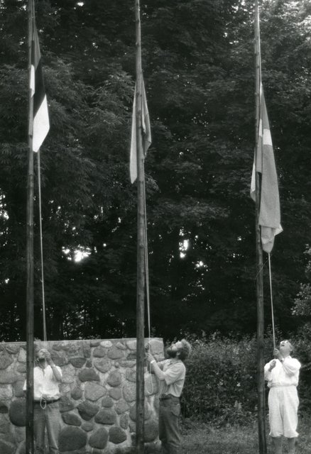  Ruhnu 650. 1991. Lippude heiskamine laululava juures