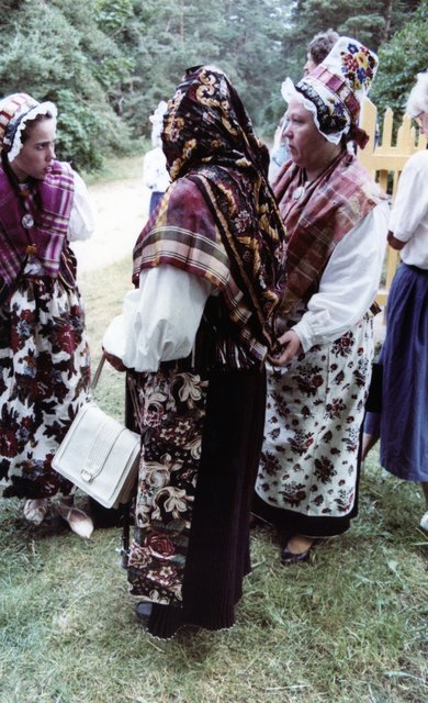  Ruhnu esmamainimise 650. aastapäev, kiriku ees, 1991