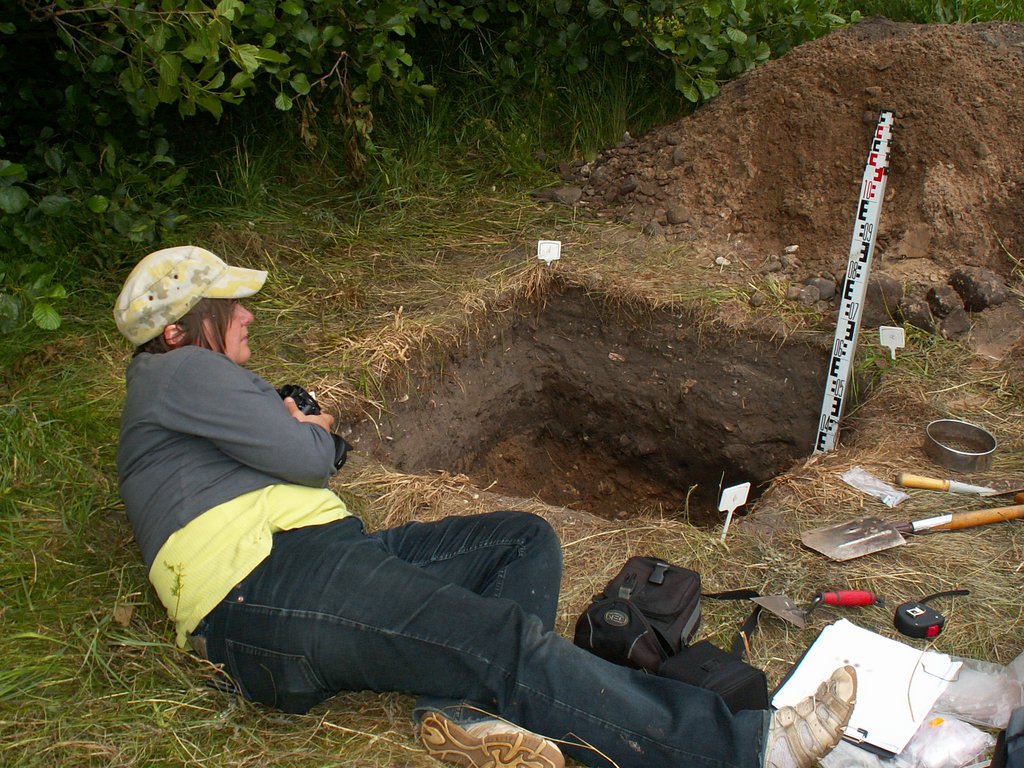 Arheoloogilised välitööd 2009, fotol arheoloog Marge Konsa