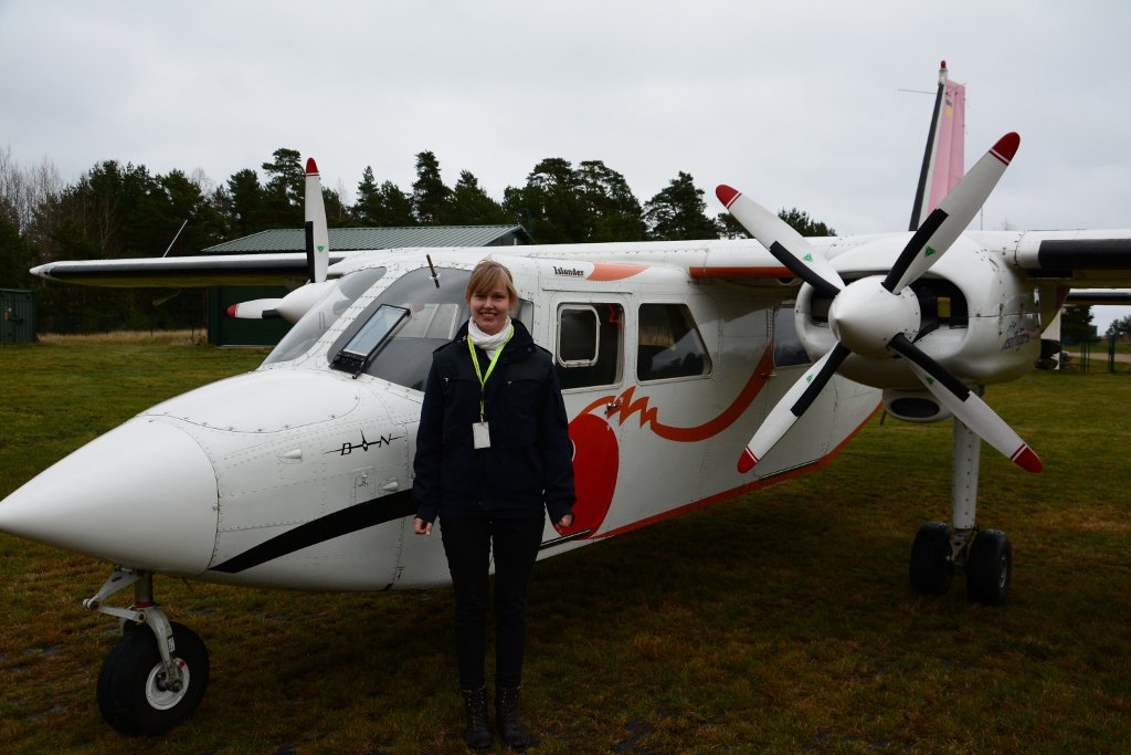Piloot Elise Ots ja Britten-Norman Islander-tüüpi liinilennuk