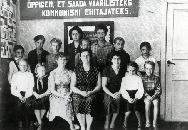  Ruhnu koolilapsed ja õpetaja, 1963