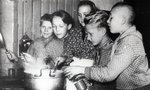  Õpilased süüa tegemas, 1958
