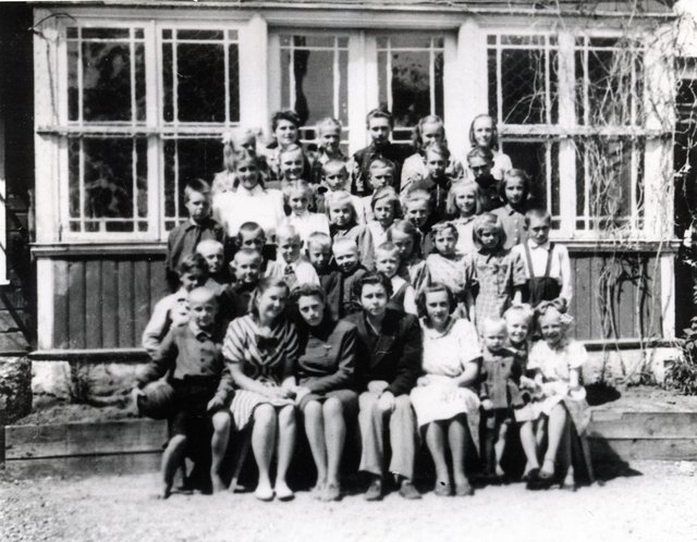  Õpilased ja õpetajad koolimaja ees, 1949-50 õa.