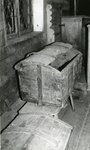  Ühest plangust valmistatud kirst vanas puukirikus